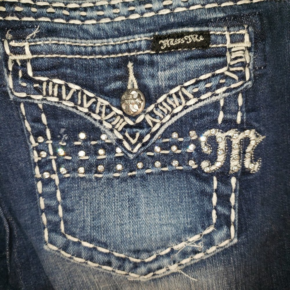 Miss Me size 30. Easy Capri jeans inseam 23 .